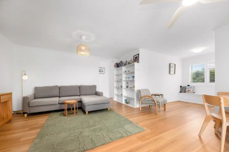 Spacious Coorparoo Apartment with Double Garage and Water Included! - Photo 2