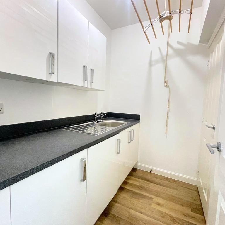 4 bedroom terraced house to rent - Photo 1