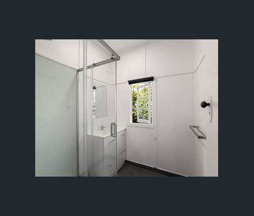 Charming Leafy Cottage in Prime Taringa Location - Photo 3