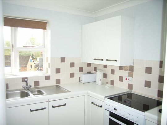 Mangles Road, Guildford - 1 bedroomProperty for lettings - Seymours - Photo 1