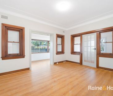 Renovated Three-bedroom Plus One Study Room House in the central of... - Photo 1