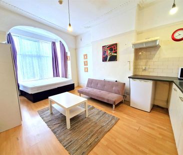 Hollyshaw Lane, Leeds - Photo 3