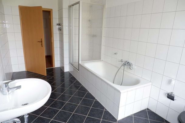 2. OG / großer Balkon / geräumige Küche Bad mit Wanne + Dusche!! - Foto 1