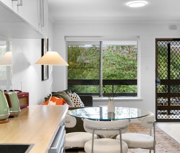 Stylish, Fully Furnished City-Fringe Apartment in Sophisticated Locale - Photo 5