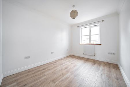 4 bedroom end of terrace house to rent - Photo 4