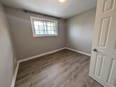 Bright and Comfortable 3-Bedroom Unit in Niagara Falls! - Photo 3