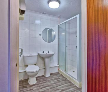 1 bedroom retirement property to rent - Photo 5