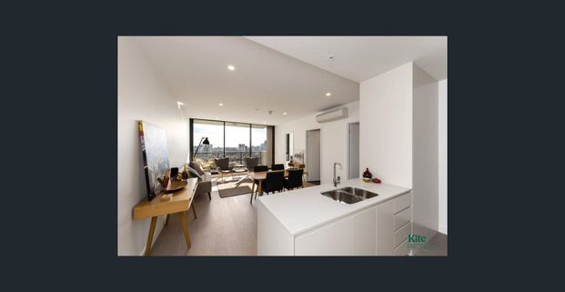 Two Bedroom Apartment with Stunning City Views - Photo 1