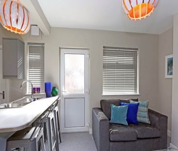 Rosemont Walk (Room 4), Bramley, Leeds - Photo 2