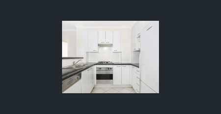 Spacious One Bedroom Apartment With Sunny Courtyard - Photo 3