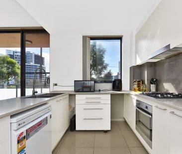 Beautiful 2 Bedroom Unit, Fantastic Location! - Photo 4