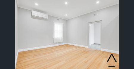 Tastefully Renovated, Character Filled, Centrally Located, Sun-Kissed And Spacious Three Bedroom Family Home, Only Moments To Cafes And Transport - Photo 3