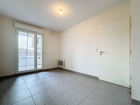 A LOUER AVIGNON FACE REMPARTS (84000) : T3 AVEC 1 PLACE DE PARKING - TERRASSE - ASCENSEUR, - Photo 3