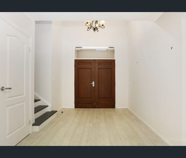 STUNNING LARGE FAMILY HOME WITH A SPARKLING POOL & ENTERTAINING ARE... - Photo 1