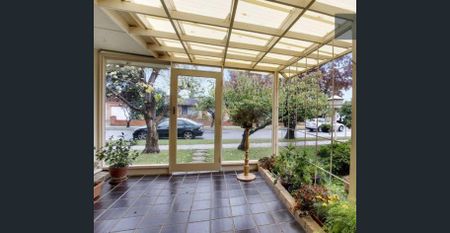 Mount Waverley Family Home for Rent - Photo 2