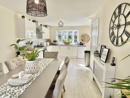 4 bedroom link detached house to rent - Photo 2