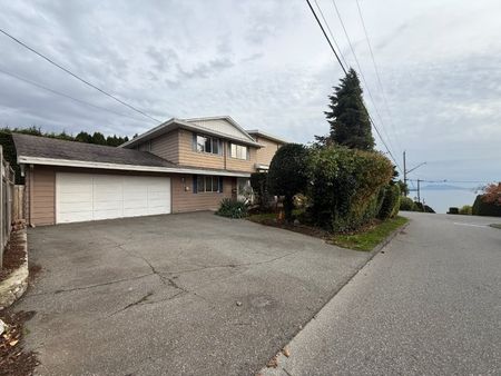 Breathtaking Ocean-View 5 Bedrooms, 4 Bathrooms, Prime Westside in White Rock! - Photo 3