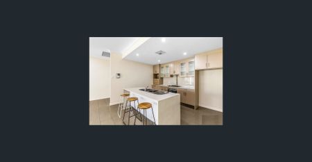 BEAUTIFUL MODERN HOME IN CONVENIENT LOCATION! - Photo 3