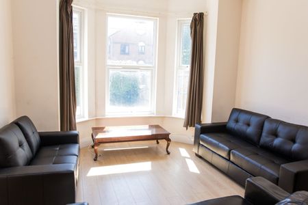 9 Bed Detached House, Hill Lane, SO15 - Photo 2