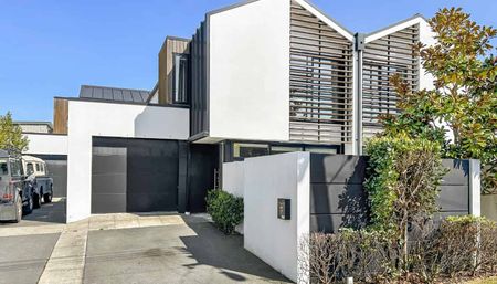 Charming 3 Bedroom 2 Bathroom Townhouse In A Prime Location - Photo 4