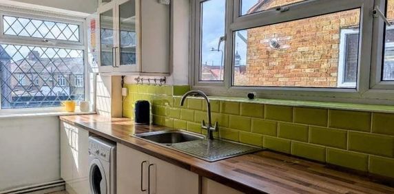 2 Bed Maisonette, Bush Close, IG2 - Photo 2