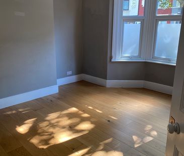 2 Bed Flat, Henniker Gardens, E6 - Photo 3