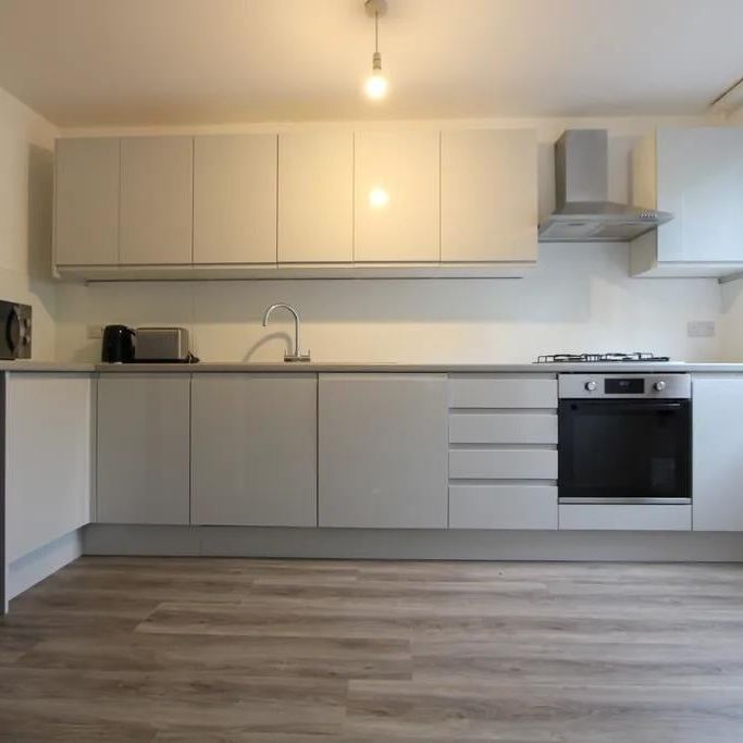 5 Bed Flat, Mansel Court, SW11 - Photo 1