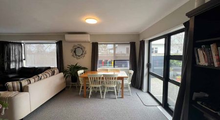 Modern and low maintenance cutie - Photo 4