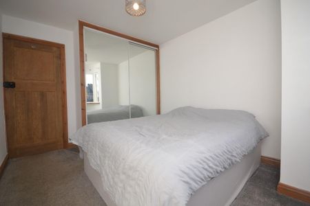 2 bedroom Flat To Let - Photo 2