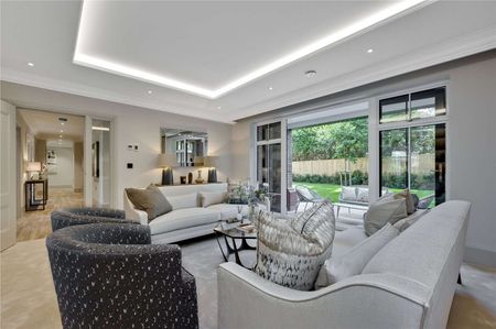 Luxurious apartment set in prestigious private road in a gated development. - Photo 5