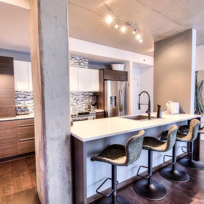 Condo 3.5 de luxe, meublé, rénové au coeur du quartier Dix30 à 5min du REM - Photo 1