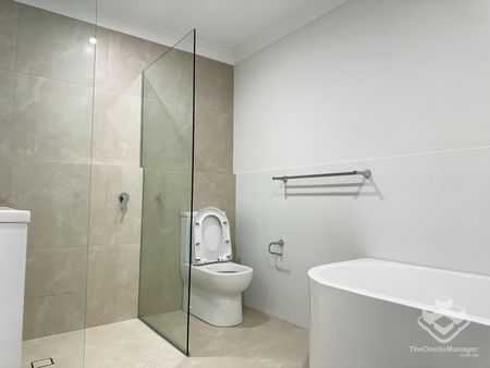 VERY NEW ULTA MODERN LUXURY 3 BEDROOM TOWNHOUSE WITH DUCTED AIR-CON (Break-Lease) - Photo 5