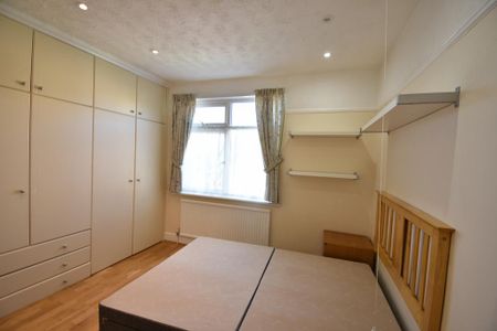 1 bedroom in a house share to rent - Photo 4