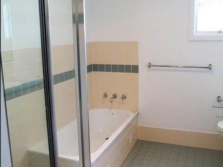 Large open plan townhouse with courtyard - Photo 4