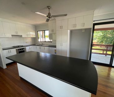Family home in prime location with pool and shed - Photo 5