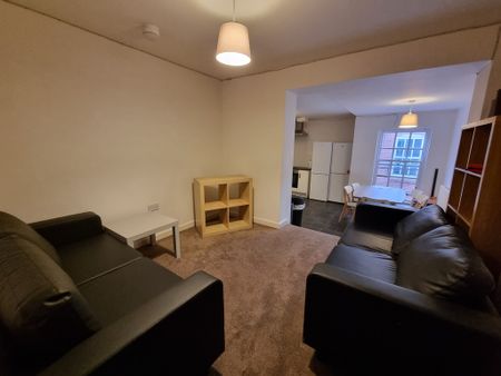 8 Bed Student Accommodation - Photo 3