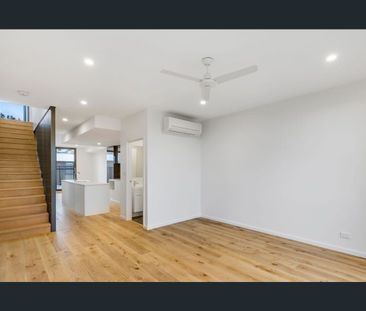 3-bedroom, 3-bathroom townhouse - Photo 1