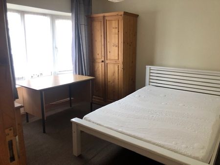 4 Bed Terraced House, Berkekey Road, SO15 - Photo 4