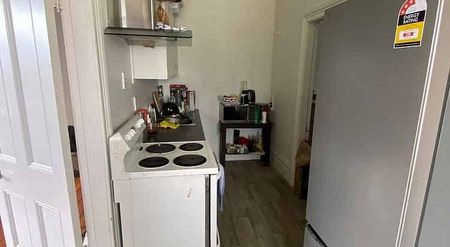 Bright & Spacious 1-Bedroom – Internet Included - Photo 2