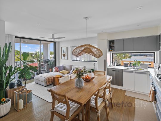 Quiet Street in the best location! - Photo 1