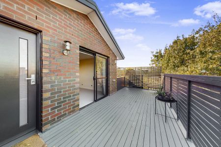 Stylish and Spacious Home with Solar and Brand New Flooring in Heart of Aberfeldie - Photo 5