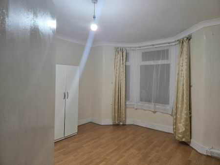 Room in a Shared House, Aintree Avenue, E6 - Photo 3