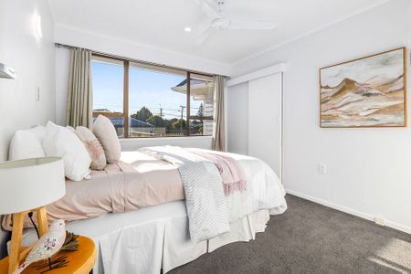 3 bedroom family home in Raumati Beach - Photo 4