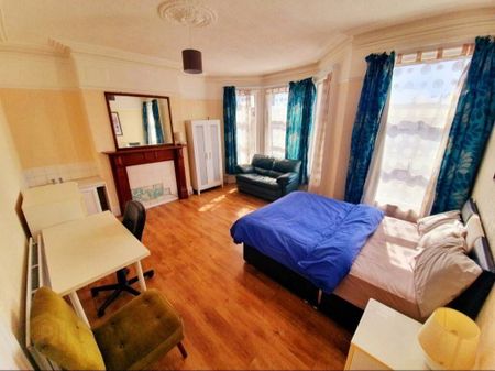 Room 4, 107 Ulsterville Avenue, Lisburn Road, Belfast, BT9 7AV - Photo 2