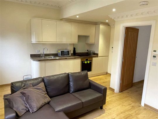 A ground floor one bedroom apartment to rent with an allocated parking space. - Photo 1