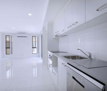 NEAT AND TIDY, SUPER CONVENIENT LOCATION! - Photo 2