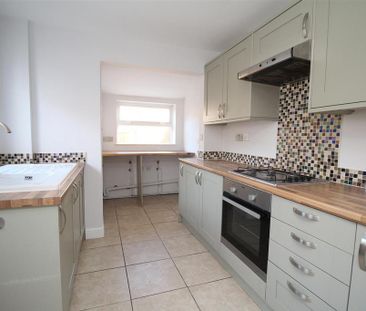 3 bedroom end of terrace house to rent - Photo 2