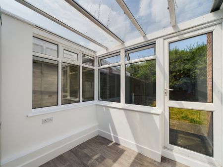 3 bedroom Bungalow in Brunel Road, Maidenhead - Photo 3