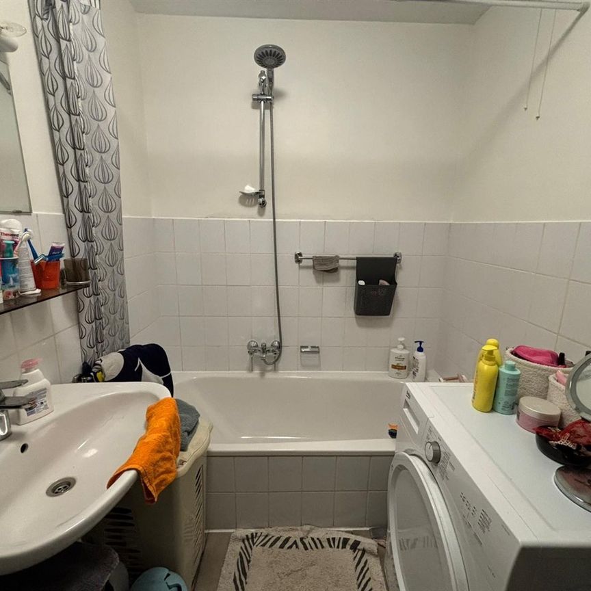 Ruim appartement met twee slaapkamers en staanplaats - Photo 1