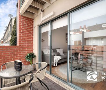 Stylish Three-Storey Townhouse in Prime Location! - Photo 6